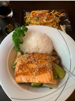 Gegrillter Lachs mit Reis